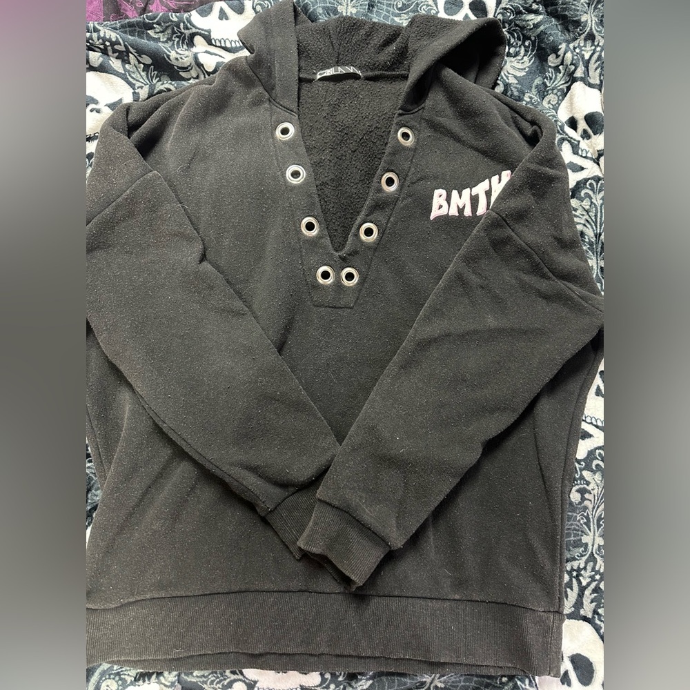Distressed “Bring Me The Horizon” lace up hoodie ☔️